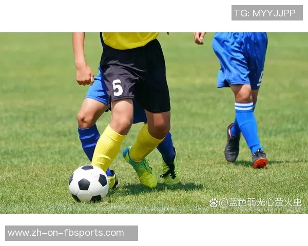 足球巨星挑战篮球场，脚踢篮球展现跨界魅力，精彩瞬间定格运动之美